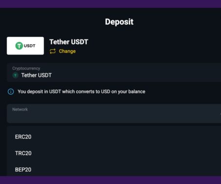 The image shows the deposit process at SpinsUp: Choosing crypto network