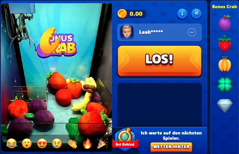Das Bild zeigt die Bonus Grab im StoneVegas mit ihrem Greifarm kurz bevor sie startet und eine Preis am unteren Bildrand aufhebt