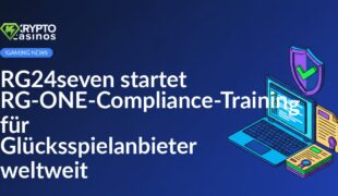 Laptop mit geöffneter Checkliste, Schild mit Häkchen und Stapel regulatorischer Dokumente auf hellem Hintergrund