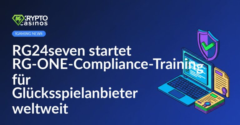 Laptop mit geöffneter Checkliste, Schild mit Häkchen und Stapel regulatorischer Dokumente auf hellem Hintergrund