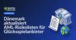 Regierungsgebäude, offenes Checklisten-Dokument, Globus mit Vorhängeschloss und Schild im Vordergrund.
