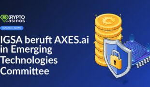 Stapel digitaler Münzen, AI-Mikrochips mit Schaltkreisen, Schild mit Vorhängeschloss-Symbol vor blauem Hintergrund