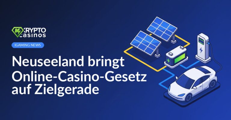 Solarzellenarray auf Dach, Batterie im Metallgehäuse daneben, E-Auto an Ladestation angeschlossen unter blauem Himmel