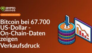 Stapel digitale Münzen neben Bildschirm mit abfallendem Diagramm und rotem Pfeil nach unten.