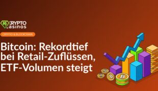 Bitcoin-Logo vor fallendem Balkendiagramm links, steigendes Balkendiagramm rechts, blauer Hintergrund mit Zahlen und Diagrammen