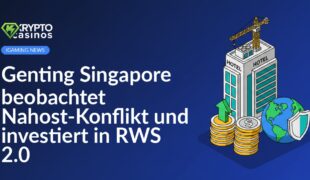 Modernes Hotelgebäude mit Baukran, Münzstapel und Aufwärtspfeil, Globus mit Schildsymbol vor hellem Hintergrund.