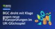 Logo der British Gaming Commission vor einem britischen Glücksspielautomaten mit Geldscheinen im Hintergrund