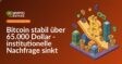 Bitcoin-Symbol vor fallendem Diagramm mit roten und grünen Kerzen, Zahlen im Hintergrund, dunkelblauer Farbverlauf.