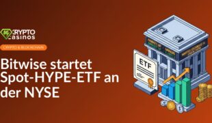 Börsengebäude mit Ticker, ETF-Zertifikat auf Ständer, steigendes Balkendiagramm und Münzen im Vordergrund.