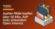 Übergroße Geldbörse mit herausfallenden Münzen, absteigendes Kursdiagramm und stabiler Block im Hintergrund.