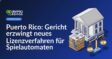 Gerichtsgebäude im Hintergrund, gestapelte Lizenzdokumente mit rotem Stempel und Waage der Gerechtigkeit im Vordergrund.