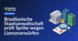 Gerichtshaus und Bürogebäude mit Warnschild, Lupen über gestempelter Urkunde vor hellem Hintergrund.