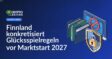 Stapel Aktenordner, Schild mit Vorhängeschloss und Desktop-Monitor mit Verbotszeichen auf hellem Hintergrund