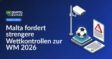 Ein Fußball auf Podest, daneben Überwachungskamera an Stange und offizieller Bericht mit rotem Warnsymbol.