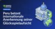 Regierungsgebäude vor Globus mit Netzwerklinien, darüber Schild mit grünem Haken als Symbol für Sicherheit.