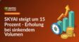 Aufwärts gerichtetes Balkendiagramm mit Pfeil, 24-Stunden-Uhr und schrumpfendem Münzstapel auf weißem Hintergrund.
