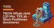 Großer offener Tresor mit herausfließenden Münzen vor modernem Börsengebäude auf zerbrochenem Plattformblock