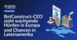 Gestempeltes Regierungsdokument, aufsteigender Pfeil, Schild und Hammer über Europa-Karte, Fabrik mit Zahnrädern dargestellt