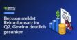 Aufsteigendes Balkendiagramm mit Dollarzeichen, Stapel goldener Münzen und Steuerdokument mit großem Prozentzeichen.