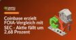Coinbase-Logo vor SEC-Gebäudefassade, Aktienchart mit fallender roter Linie im Hintergrund