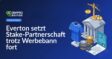 Fußballtrikot auf Ständer, mit Kette an Vertrag und Münzstapel, Gebäude mit Waage im Hintergrund.