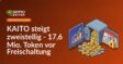 Aufsteigendes Diagramm, offener Tresor mit herausfließenden Münzen, Kalender mit offenem Vorhängeschloss.