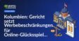 Regierungsgebäude mit kolumbianischer Flagge, juristisches Dokument mit Pause-Symbol und schiefe Waage auf blauem Hintergrund