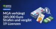 Gestapelte Dokumente mit Stempeln, Zertifikat mit Goldsiegel, Schild und Lupe über Banknoten.
