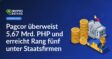 Regierungsgebäude mit Flagge, hohe Münzstapel in Peso, dreistufiges Siegerpodest mit goldenem Pokal.