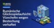 Regierungsgebäude mit rumänischer Flagge, Justizwaage auf Schild und Handschellen auf Geldscheinen stapelnd