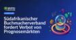 Mann hält Smartphone mit Wett-App, im Hintergrund Spieltisch mit Jetons und Karten unscharf sichtbar.