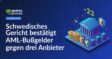 Schwedisches Gericht mit Richterbank und Justizsymbolen, drei digitale Plattformlogos im Vordergrund, Akten und Laptop sichtbar