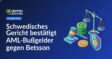 Schwedisches Gericht mit Richterhammer auf Holzpodest vor Betsson-Logo auf blauem Hintergrund.