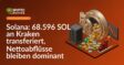 Offenes Tresorfach mit herausfallenden Münzen, neben Server-Rack und abfallendem Balkendiagramm auf Display.