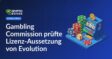 Nahaufnahme einer Hand, die Spielchips vor einem Automaten mit Evolution-Logo legt, im Casinoumfeld.