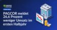 Regierungsgebäude neben Finanzbericht mit rotem Abwärtspfeil und schrumpfendem Münzstapel auf weißem Hintergrund