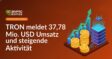 Gestapelter Münzstapel mit aufsteigendem Pfeildiagramm neben leuchtendem Server mit vernetzten Knotenpunkten.