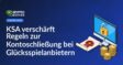 Dokument mit rotem Siegel, Computerbildschirm mit offenem Vorhängeschloss und ein Stapel Goldmünzen.