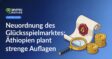 Ein Dokument mit Wachssiegel, daneben eine große Lupe und ein Stapel Goldmünzen.