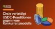 Stapel unbedruckter Goldmünzen neben einem metallischen Schutzschild und einem 3D-Kreisdiagramm.