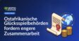 Offizielles Dokument mit Wachssiegel, daneben ein stilisierter Globus und ein Stapel Goldmünzen.