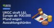 Ein hölzerner Richterhammer, ein offizielles Dokument mit rotem Siegel und ein Stapel Goldmünzen.